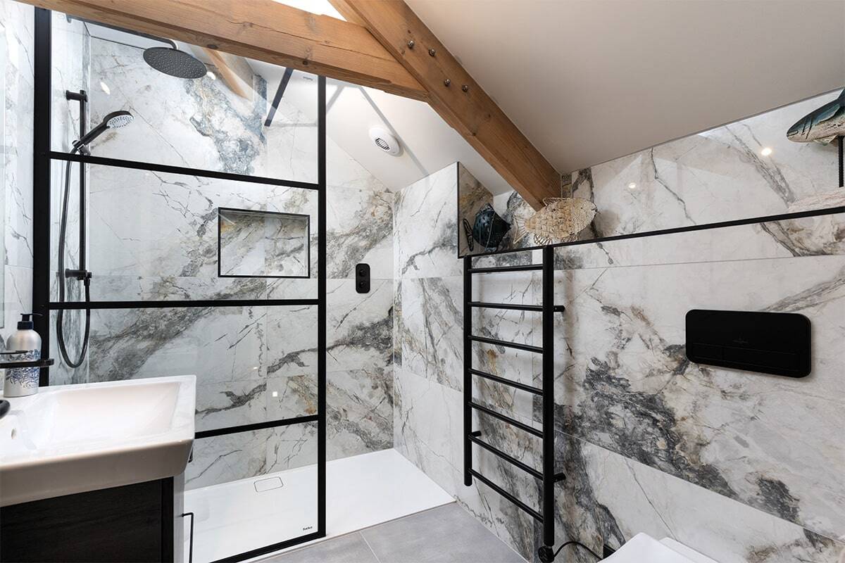 black and white tiled bathroom
