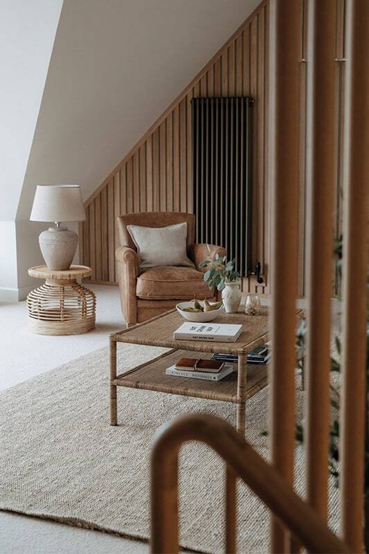 Marraum — view into sitting room with chair and table in the corner